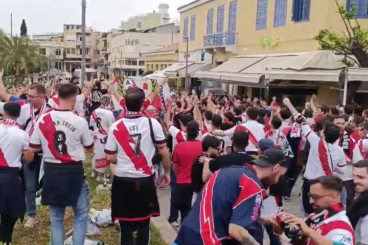 Οι φίλοι της Ράγιο Βαγιεκάνο έστησαν γιορτή στο Θησείο, μαζί τους και Έλληνες φίλαθλοι στο πλευρό της