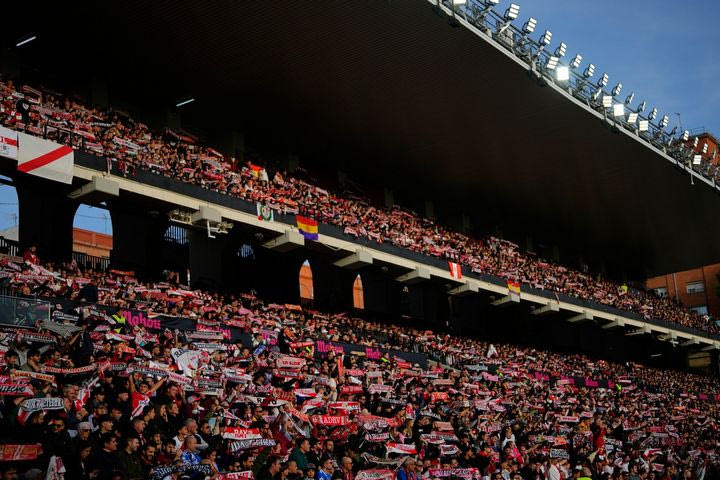 Ουρά έξω από το Βαγιέκας για ένα μαγικό χαρτάκι με την ΑΕΚ