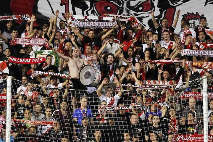 Ράγιο Βαγιεκάνο – ΑΕΚ: Το “against modern football” κάλεσμα των οπαδών των Ισπανών και τα κάδρα των αντιπάλων στο Βαγιέκας