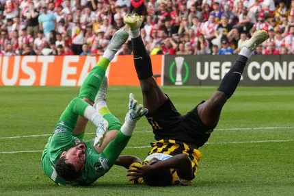 O Κοϊτά βρέθηκε τετ α τετ, αλλά γλίστρησε και συγκρούστηκε με τον Μπατάγια