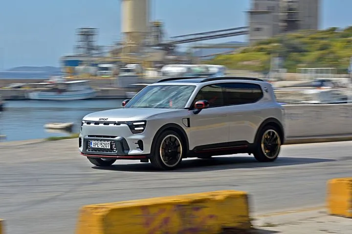 Οδηγούμε και ανακαλύπτουμε τις δύο όψεις του εντυπωσιακού νέου Smart #5 στην πληθωρική έκδοση Brabus με τους 646 ίππους