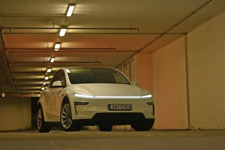 Δοκιμή του Tesla Model Y: Τι άλλαξε στη νέα γενιά του γεννήτορα των ηλεκτρικών SUV