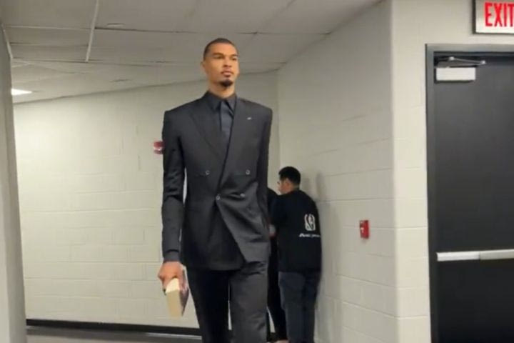 NBA: Ο Ολίνικ έντυσε τους Σπερς “Men in Black” για την επιστροφή τους στα playoffs