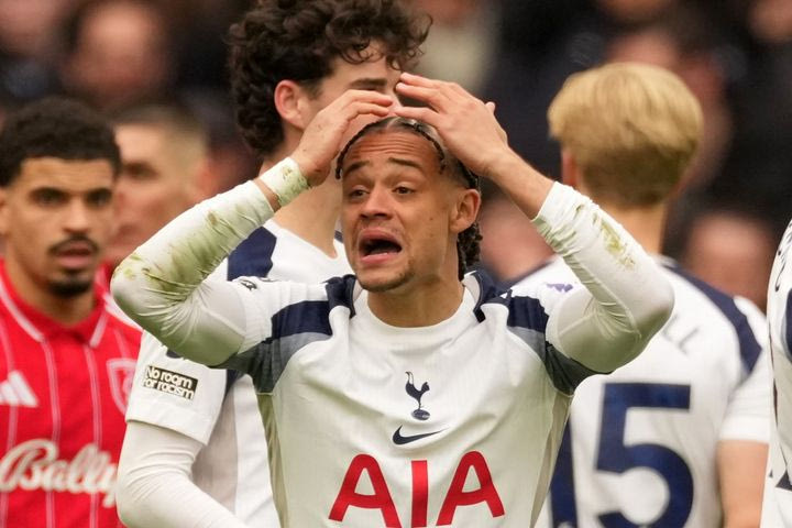 Σοκ στην Τότεναμ με τον Σίμονς που υπέστη ρήξη χιαστού, χάνει το υπόλοιπο της σεζόν και το Μουντιάλ 2026