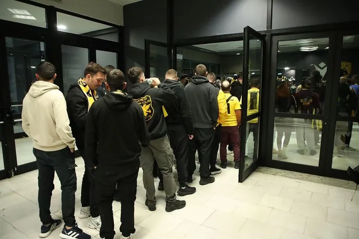 ΑΕΚ: Ουρά για μια φωτογραφία και ένα αυτόγραφο του Ντούσαν Σάκοτα πριν το παιχνίδι με την Μπανταλόνα για το BCL