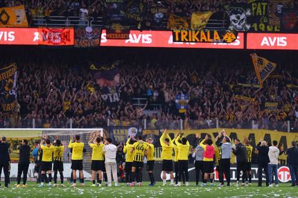 Γιορτή στην Allwyn Arena: Οι παίκτες της ΑΕΚ πανηγύρισαν με τον κόσμο την σπουδαία νίκη