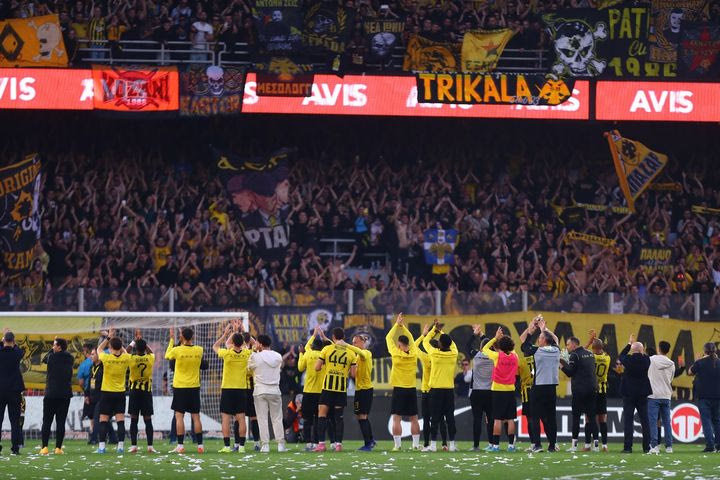 ΑΕΚ – ΠΑΟΚ: Γιορτή στην Allwyn Arena, οι παίκτες πανηγύρισαν με τον κόσμο την σπουδαία νίκη