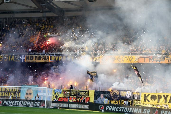 ΑΕΚ – ΠΑΟΚ: Εντυπωσιακή η ατμόσφαιρα στην Allwyn Arena στην είσοδο των δύο ομάδων