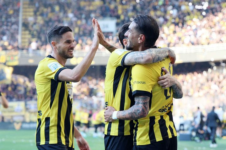 ΑΕΚ – ΠΑΟΚ: Η Ένωση άνοιξε το σκορ με αυτογκόλ του Κετζιόρα με κεφαλιά, έπειτα από σέντρα του Περέιρα