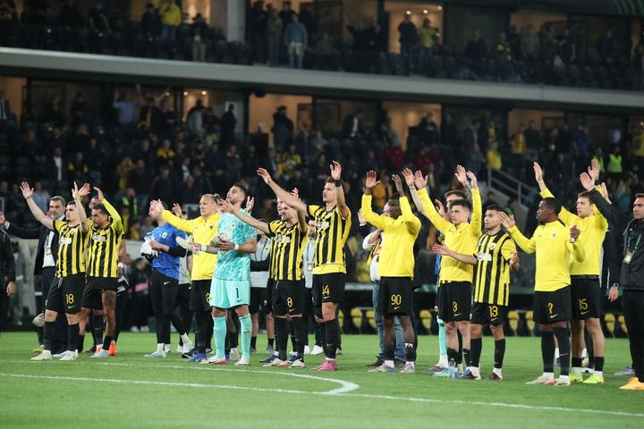 "Να'τοι, να'τοι οι πρωταθλητές" από τον κόσμο της ΑΕΚ μετά το σφύριγμα της λήξης