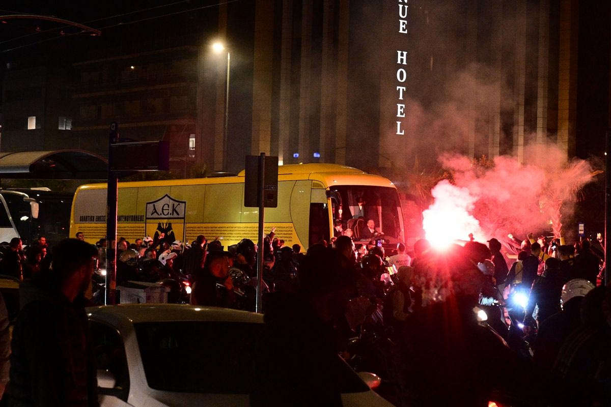 Η αποθέωση των φίλων της ΑΕΚ στη Συγγρού στην αποστολή