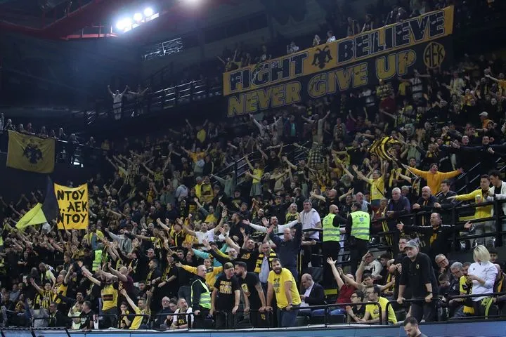 Η εκπληκτική ατμόσφαιρα στη SUNEL Arena πριν το τζάμπολ στην αναμέτρηση της ΑΕΚ κόντρα στη Μπανταλόνα