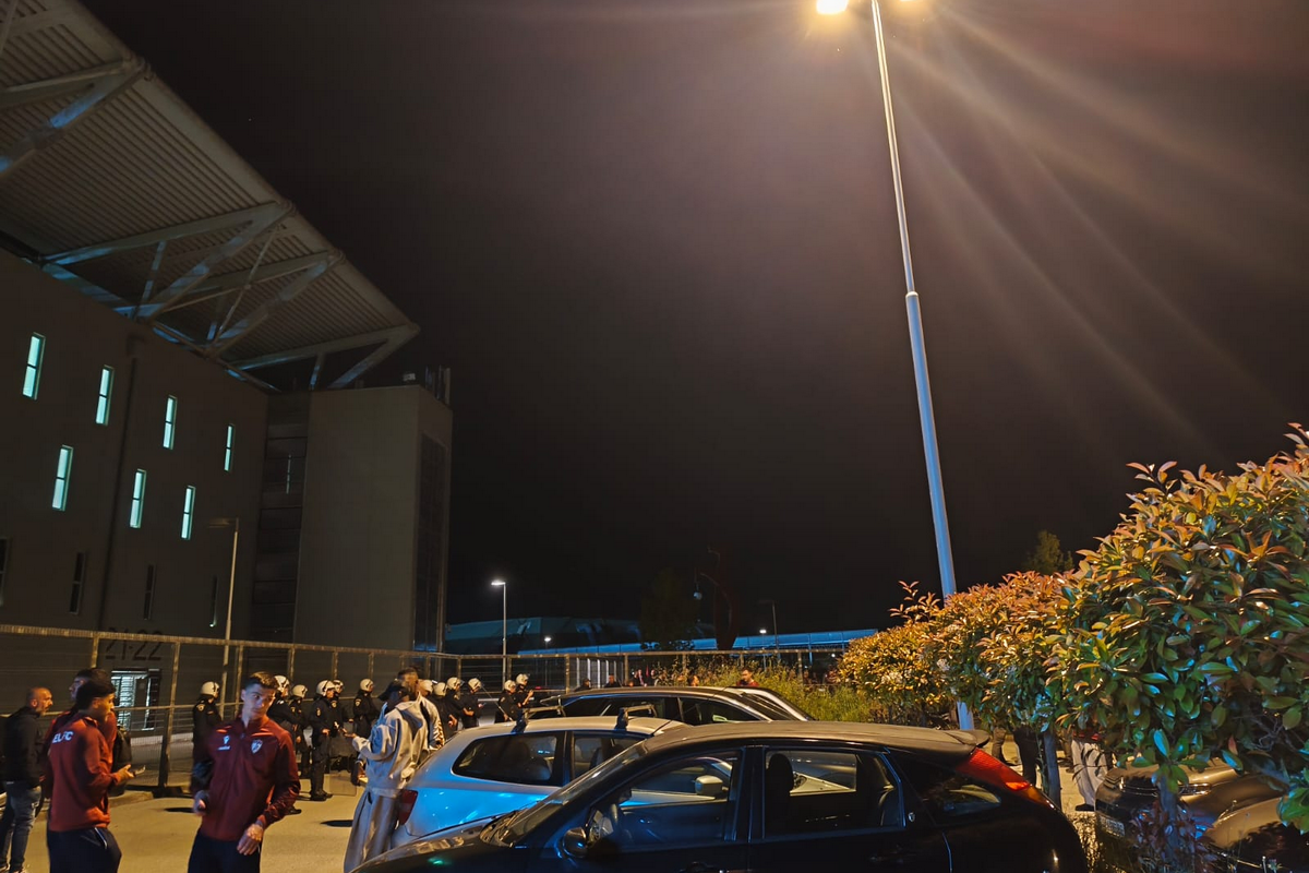 AΕΛ Novibet: Οπαδοί της ομάδας έξω από τα VIP – Συνομίλησαν με τον Πασά