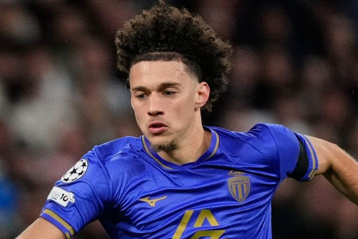 Η Παρί κοιτάζει τον Ακλιούς