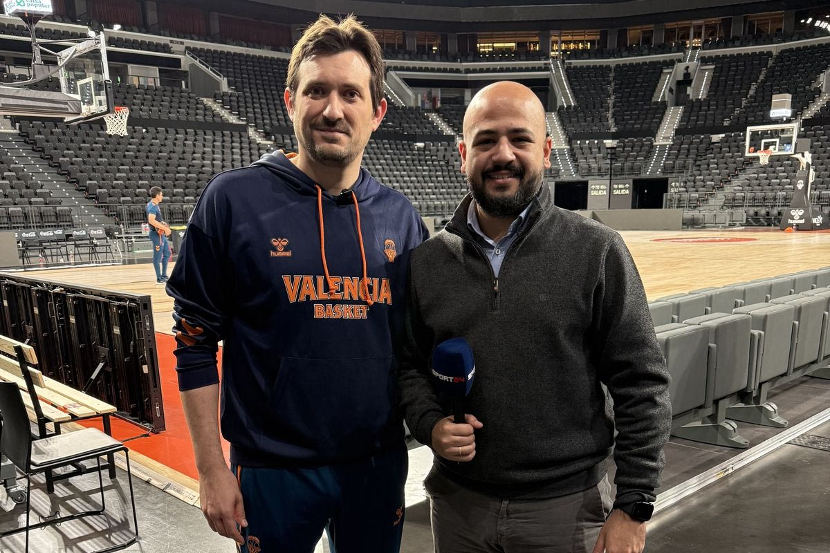 Ο assistant coach της Βαλένθια, Τσάβι Άλμπερτ με τον Διευθυντή σύνταξης του SPORT24, Ηλία Καλλονά