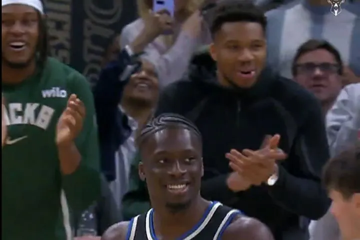 Μπακς: Ο Άλεξ έκανε την λόμπα, ο Θανάσης κάρφωσε και ο Γιάννης Αντετοκούνμπο πανηγύρισε ως περήφανος αδερφός