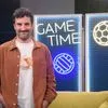 Ο Τάσος Δέδες στο Allwyn Game Time περιγράφει αγώνα της ΑΕΚ και υποδύεται τον Θανάση Βέγγο