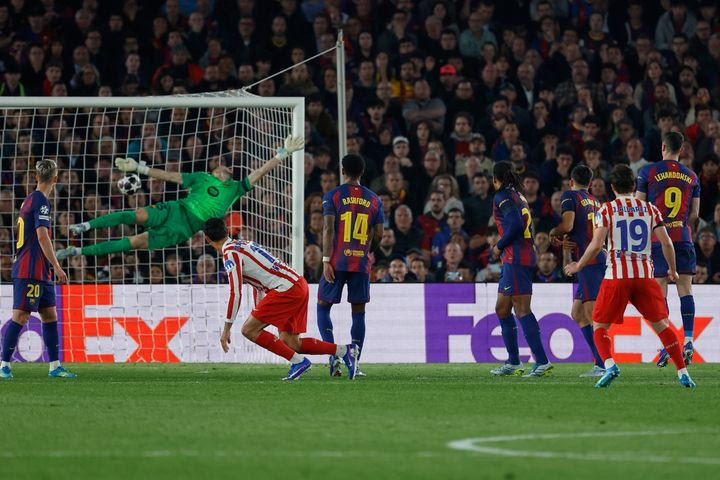 Μπαρτσελόνα – Ατλέτικο: Γκολάρα ο Άλβαρες με απευθείας φάουλ, τρελοί πανηγυρισμοί στον πάγκο των ροχιμπλάνκος, παγοκολόνα ο Σιμεόνε