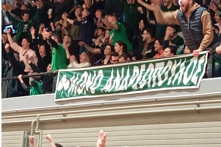 Παναθηναϊκός – Ολυμπιακός: Το πανό των φίλων του τριφυλλιού για τον προπονητή της ομάδας, Δημήτρη Ανδρεόπουλο