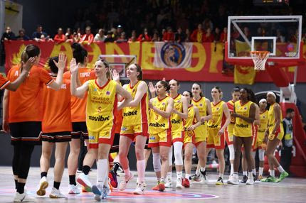 Αποθέωση για τις παίκτριες του Αθηναϊκού στην είσοδό τους στο παρκέ