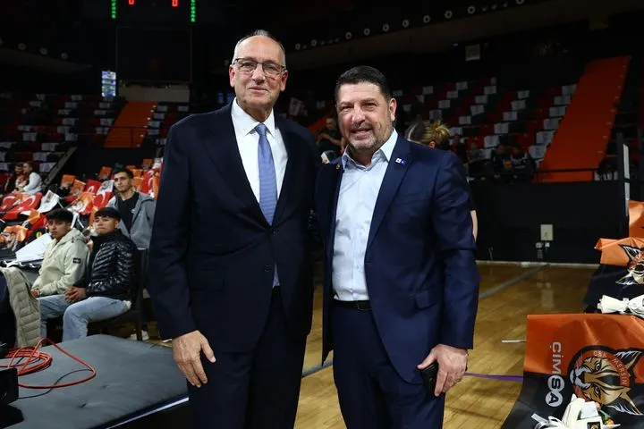 Νίκος Χαρδαλιάς και Βαγγέλης Λιόλιος δίπλα στον Αθηναϊκό για τον τελικό στην Τουρκία