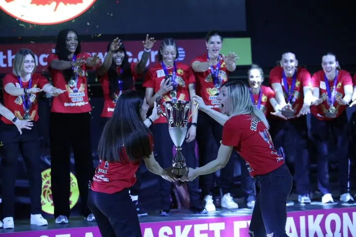 Α1 Μπάσκετ Γυναικών: Η απονομή του πρωταθλήματος στον Αθηναϊκό που ολοκλήρωσε το νταμπλ
