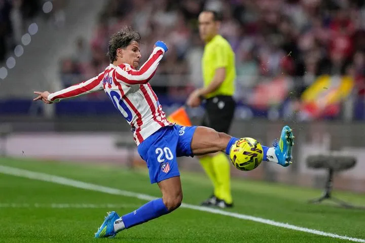 Grande ταυρομαχία ανάμεσα σε Ατλέτικο και Σοσιεδάδ, με φόντο το τρόπαιο