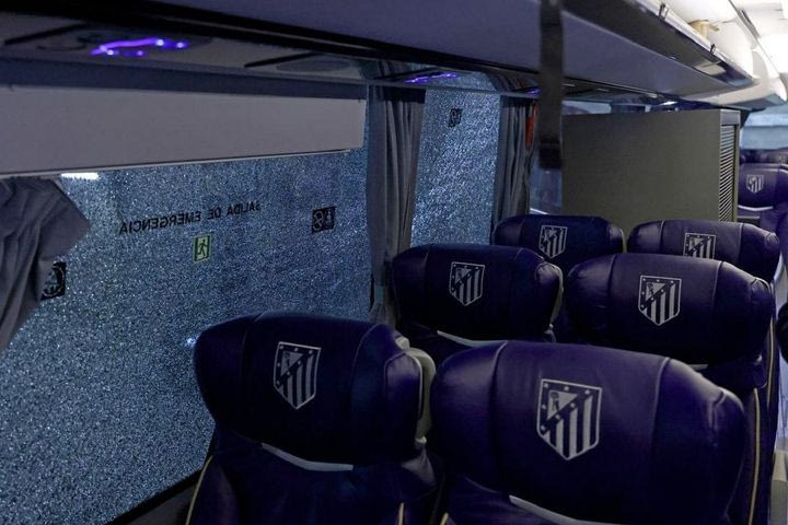 Ατλέτικο: Οπαδοί της Μπαρτσελόνα έσπασαν τα τζάμια από το πούλμαν των “ροχιμπλάνκος”