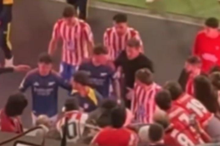 Ένταση στο Μετροπολιτάνο: Σιμεόνε και Γουάιτ αρπάχτηκαν για το έμβλημα της Ατλέτικο