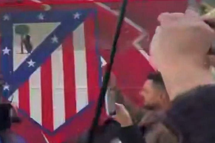 Μπαρτσελόνα – Ατλέτικο: Οι οπαδοί των μπλαουγκράνα πέταξαν πέτρες στο πούλμαν των κολτσονέρος