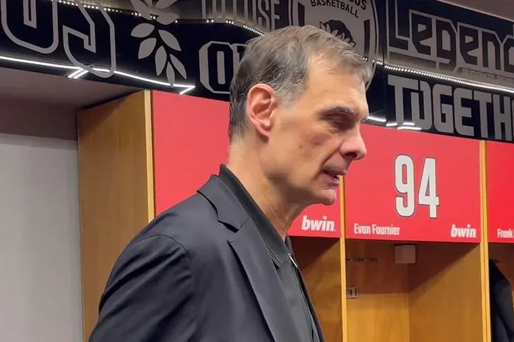 Μπαρτζώκας στα αποδυτήρια: “Κεφάλια κάτω και ας ετοιμαστούμε για το δεύτερο παιχνίδι”