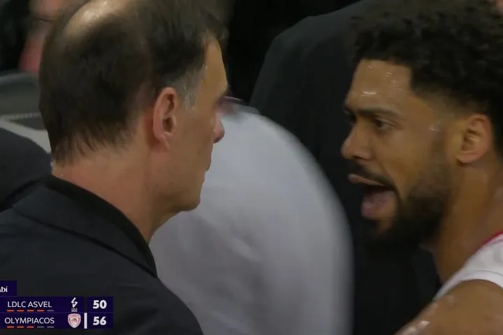 Έντονος διάλογος Μπαρτζώκα - Ντόρσεϊ, άναψαν τα αίματα στον πάγκο του Ολυμπιακού