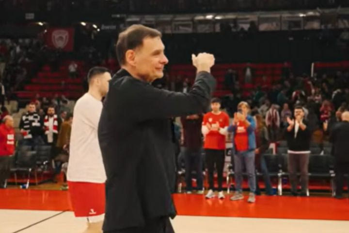 Η παρακάμερα του Ολυμπιακός – Αρμάνι: Τα πλάνα από την εξέδρα, οι αντιδράσεις και το χειροκρότημα στο φινάλε