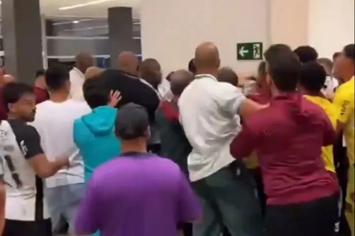 Ξύλο μετά το ντέρμπι Κορίνθιανς – Παλμέιρας: Παίκτες και σταφ πιάστηκαν στα χέρια στον δρόμο για τα αποδυτήρια