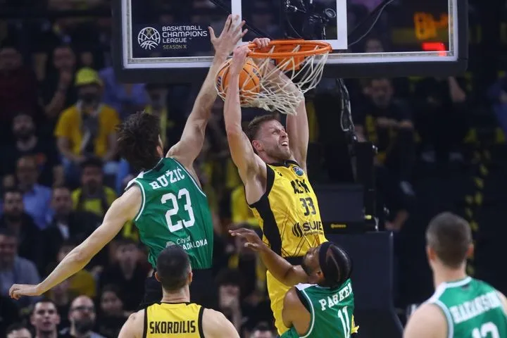 Το απίθανο κάρφωμα του Χαραλαμπόπουλου