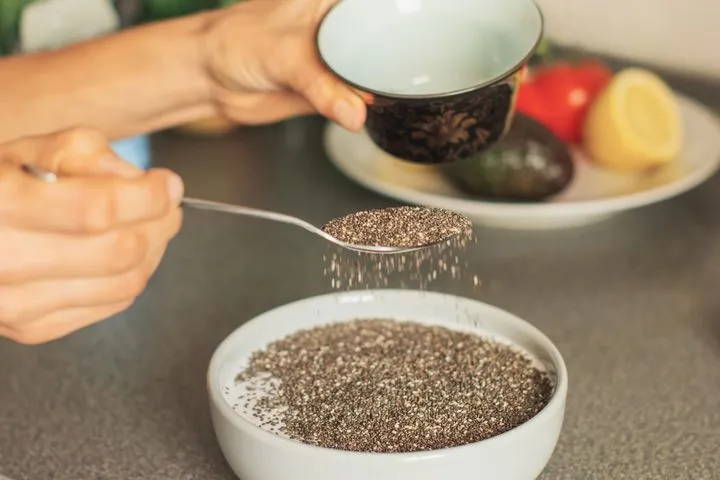 Σπόροι chia: Πώς να τους τρως για να μην σε φουσκώνουν