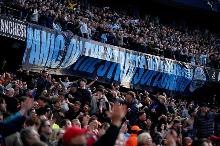 Το ασύλληπτο πανό που αποκάλυψαν οι οπαδοί της Μάντσεστερ Σίτι, στο φινάλε του ντέρμπι με την Άρσεναλ