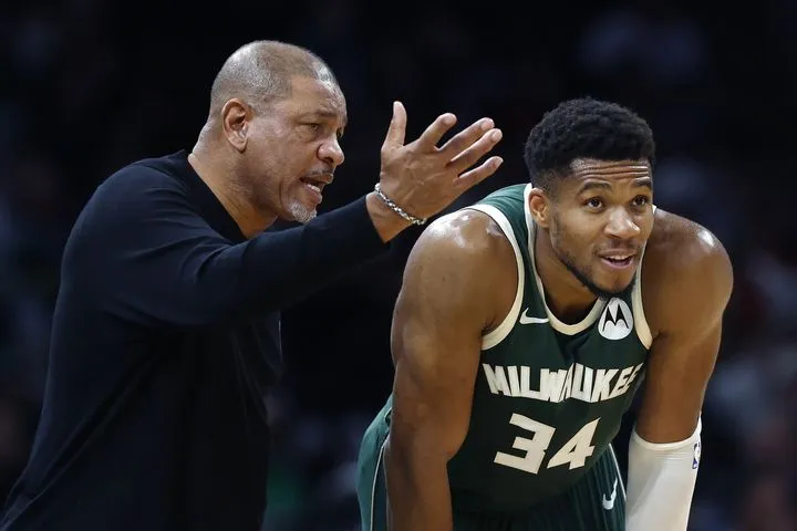 Καρφί Ρίβερς για τον Σαράνια: "Έγραψε ένα εντελώς ανακριβές άρθρο για τα αποδυτήρια των Μπακς, μου λείπει ο Βοϊνιαρόφσκι"