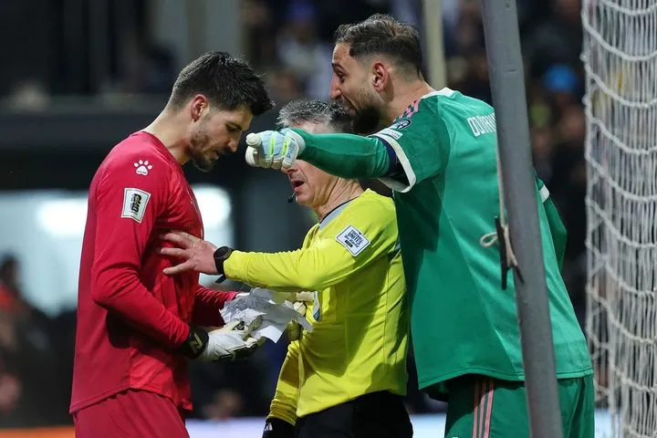 Ο απίστευτος λόγος που τσακώθηκαν οι δύο τερματοφύλακες κατά τη διάρκεια των πέναλτι στο Βοσνία - Ιταλία