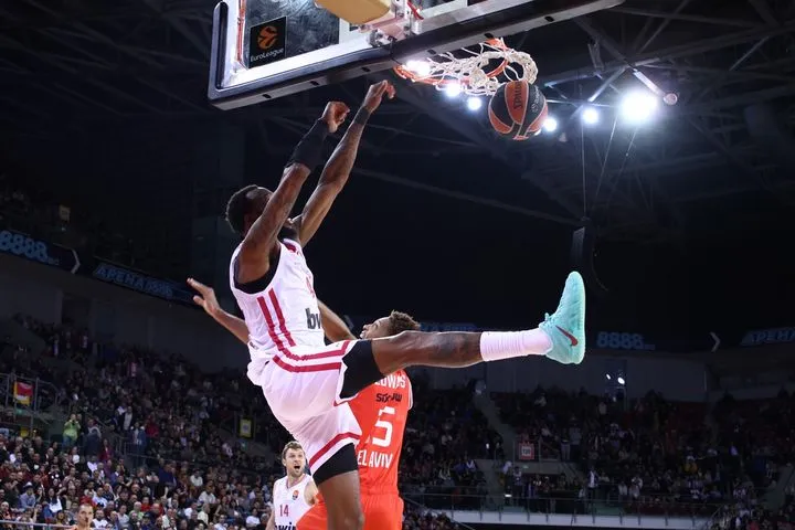 Γουόκαπ και Χολ έβγαλαν τη φάση της χρονιάς με 0.4" στη διάθεσή τους: Η πάσα ακριβείας και το εντυπωσιακό κάρφωμα