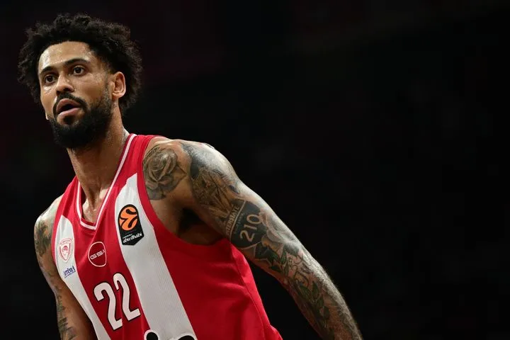 Ολυμπιακός – Αρμάνι Μιλάνο: Το buzzer beater του Ντόρσεϊ στο τέλος του πρώτου μέρους