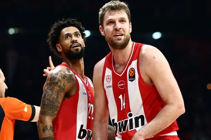 Ο Ολυμπιακός νίκησε την Αρμάνι Μιλάνο, πήρε ξανά την πρώτη θέση και περιμένει τον αντίπαλό του στα playoffs της EuroLeague