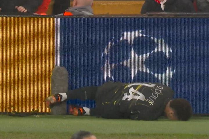 Ο Ντουέ χτύπησε στις διαφημιστικές πινακίδες και έγινε αναγκαστική αλλαγή στο ματς της Λίβερπουλ με την Παρί Σεν Ζερμέν