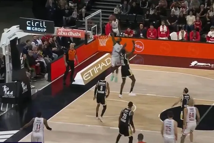 Ο Ντόντα Χολ πήδηξε στον Θεό και κάρφωσε με το ένα χέρι μετά από ασίστ του Εβάν Φουρνιέ