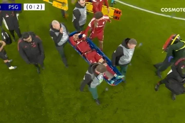 Λίβερπουλ – Παρί Σεν Ζερμέν: Ο Εκιτικέ τραυματίστηκε έπειτα από άσχημο πάτημα και αποχώρησε με φορείο