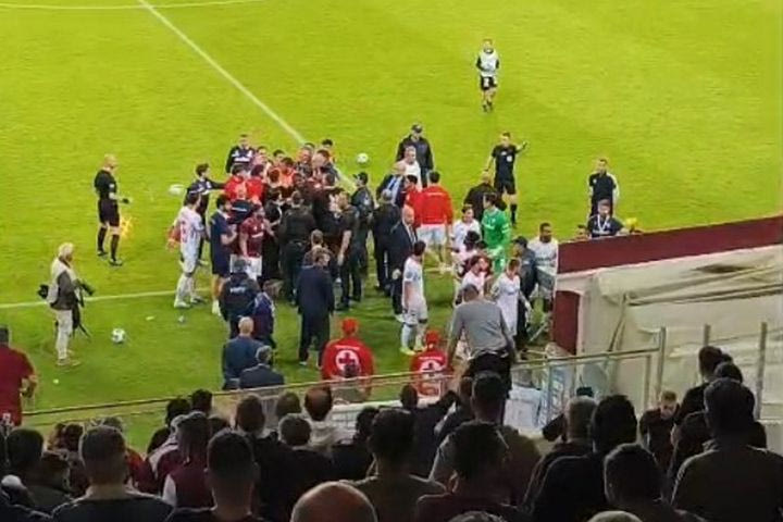 ΑΕΛ – Πανσερραϊκός: Ένταση στο ημίχρονο ανάμεσα στους παίκτες των δύο ομάδων