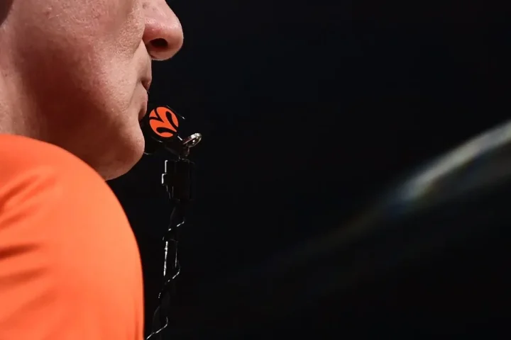 Αυτοί είναι οι διαιτητές που σφυρίζουν τους αγώνες του Ολυμπιακού και του Παναθηναϊκού AKTOR στα playoffs της EuroLeague