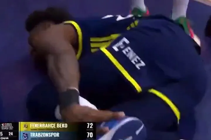 Ανησυχία στη Φενέρμπαχτσε, τραυματίστηκε ο Κρις Σίλβα σε "σκληρή" φάση στο τουρκικό πρωτάθλημα