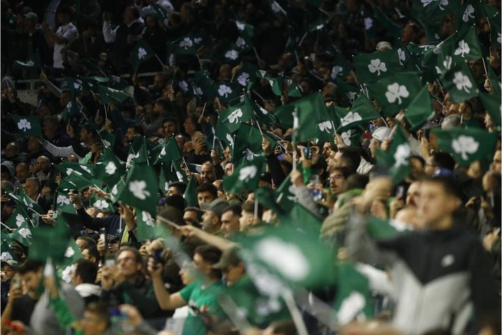 Παναθηναϊκός – Ολυμπιακός: Φίλαθλος λιποθύμησε και έφυγε από τη Λεωφόρο με φορείο