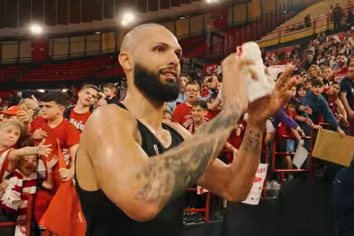 Η παρακάμερα του Ολυμπιακός – Άρης Betsson: Η οικογενειακή ατμόσφαιρα και το δώρο του Φουρνιέ σε μικρό φίλο των ερυθρολεύκων